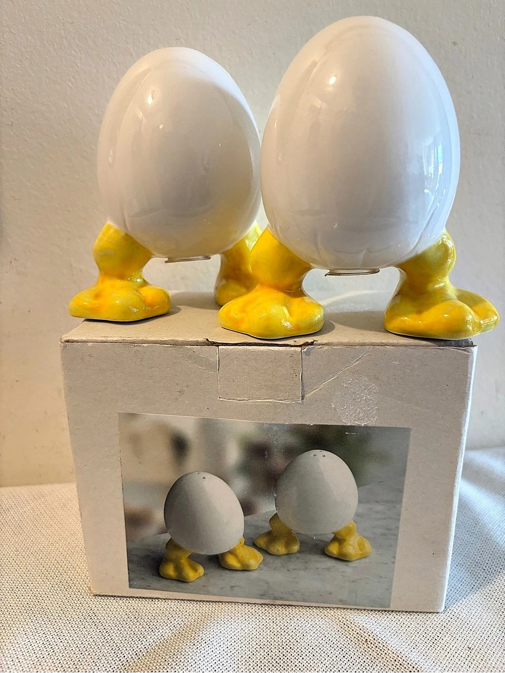 NEW:Bella Casa by Ganz Stacking Cracked Egg with Duck Feet Salt and Pepper Shake